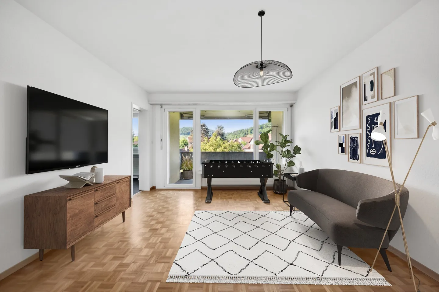 Central living, relaxed life - Photo 2 of 11
