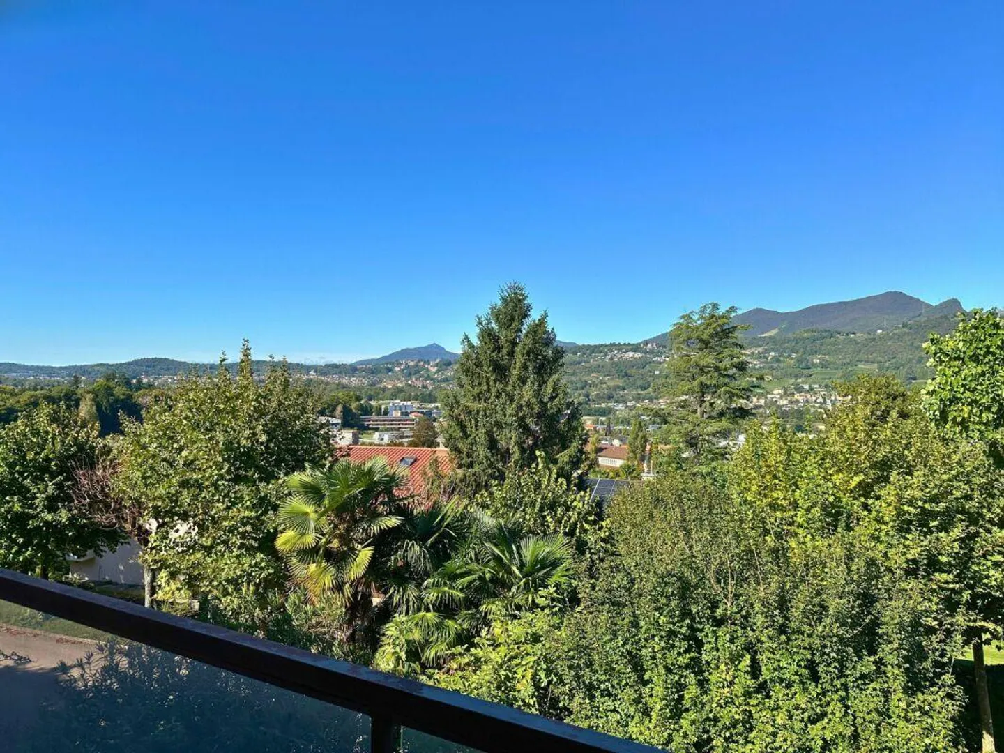 Edles Doppelhaus im Grünen mit offenem Blick - Foto 1 von 23
