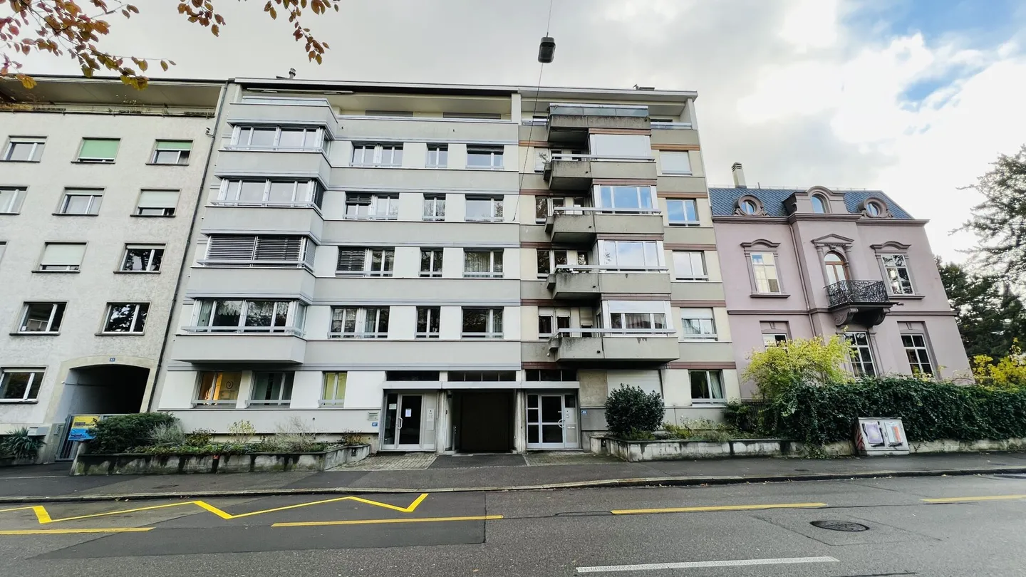 Appartement de 3,5 pièces entièrement rénové avec 2 salles de bain, 2 balcons et une place de parking souterrain XXL dans un emplacement de choix - Photo 11 sur 19