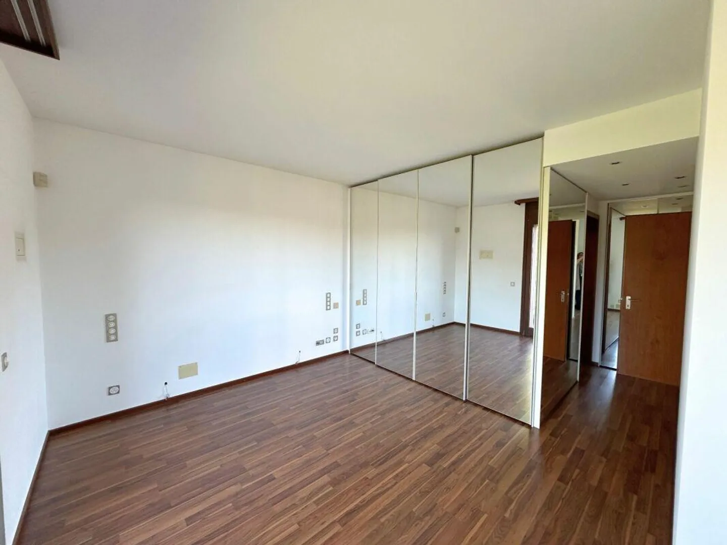 Edles Doppelhaus im Grünen mit offenem Blick - Foto 13 von 23