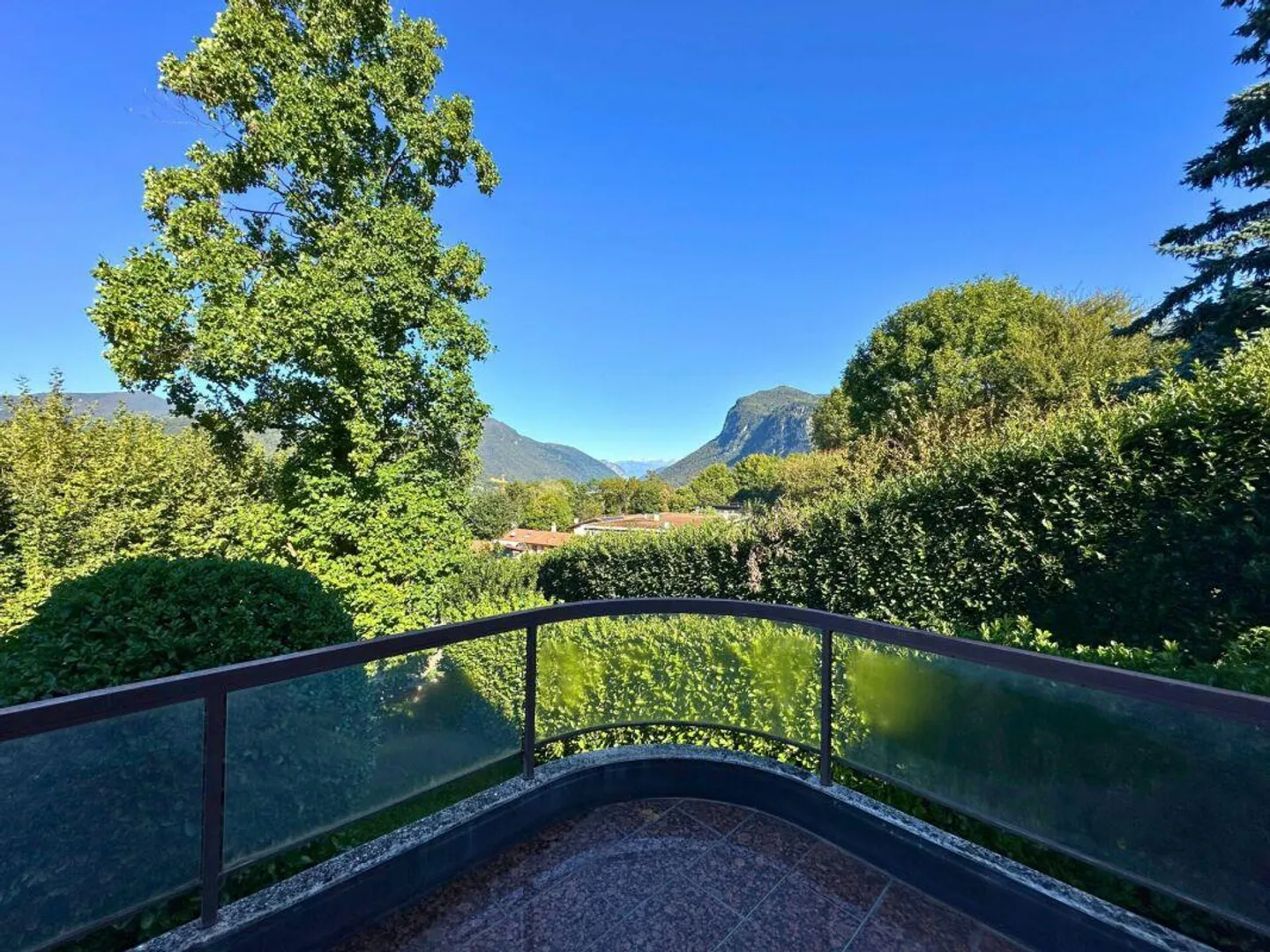 Edles Doppelhaus im Grünen mit offenem Blick - Foto 5 von 23