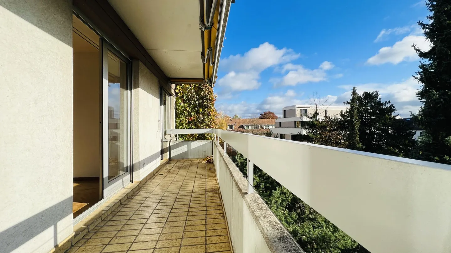 Appartement de 3,5 pièces entièrement rénové avec 2 salles de bain, 2 balcons et une place de parking souterrain XXL dans un emplacement de choix - Photo 7 sur 19