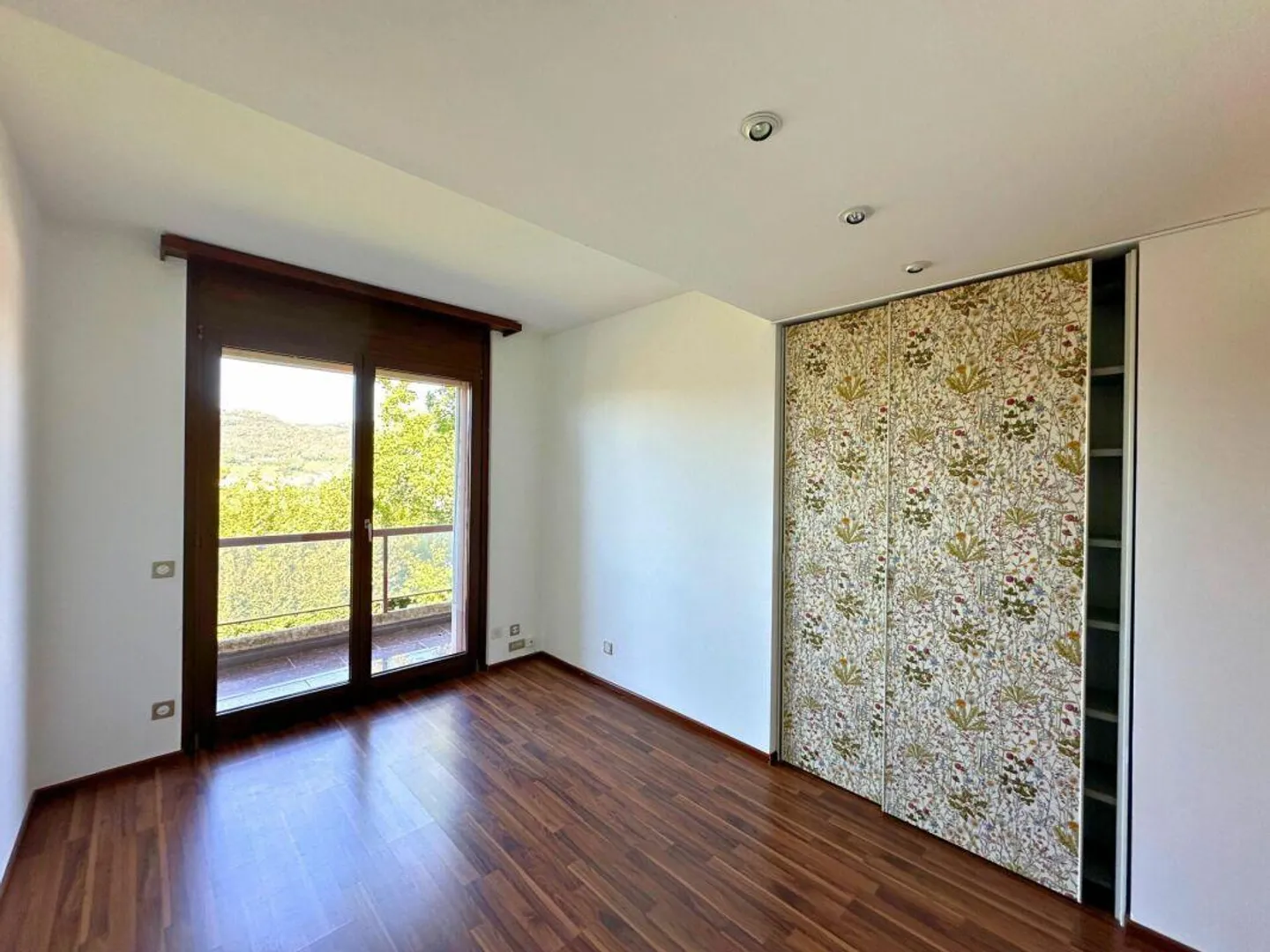 Edles Doppelhaus im Grünen mit offenem Blick - Foto 9 von 23