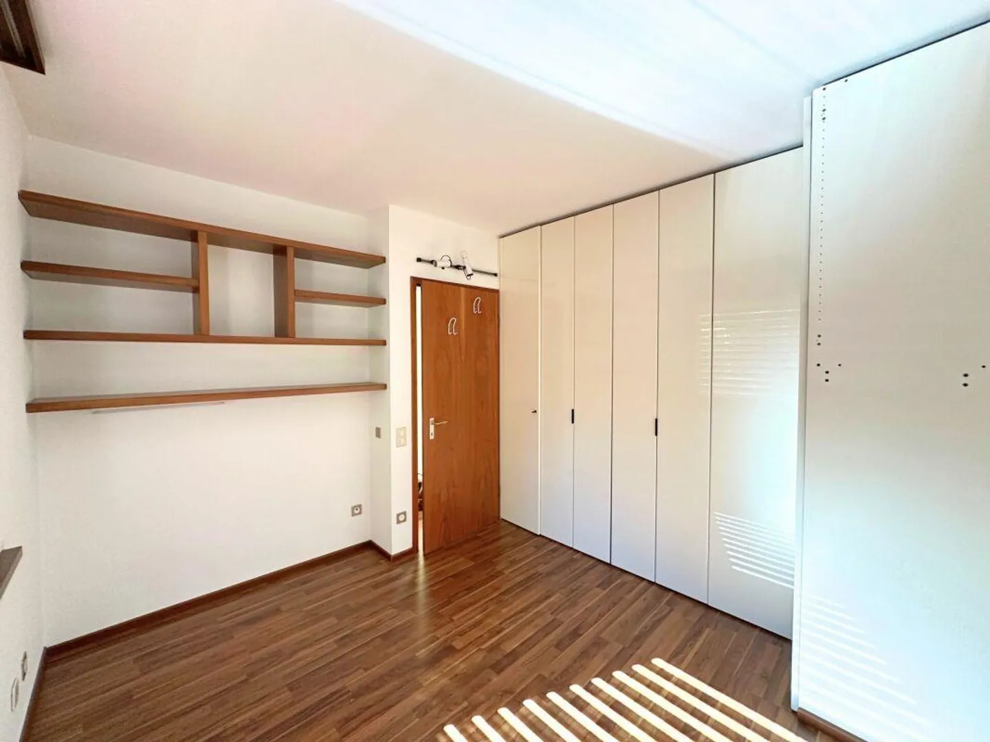 Edles Doppelhaus im Grünen mit offenem Blick - Foto 12 von 23