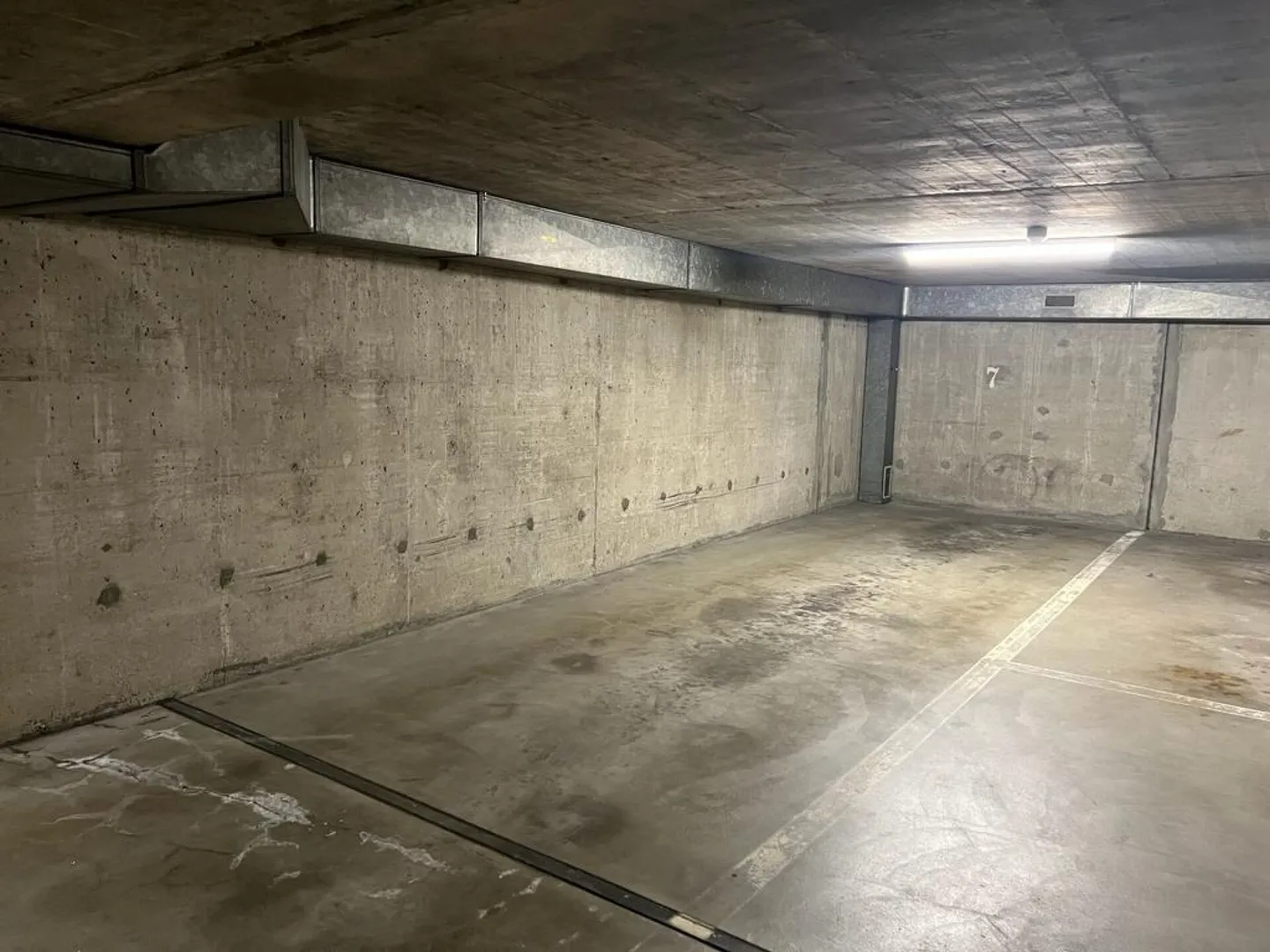 Appartement de 3,5 pièces entièrement rénové avec 2 salles de bain, 2 balcons et une place de parking souterrain XXL dans un emplacement de choix - Photo 13 sur 19