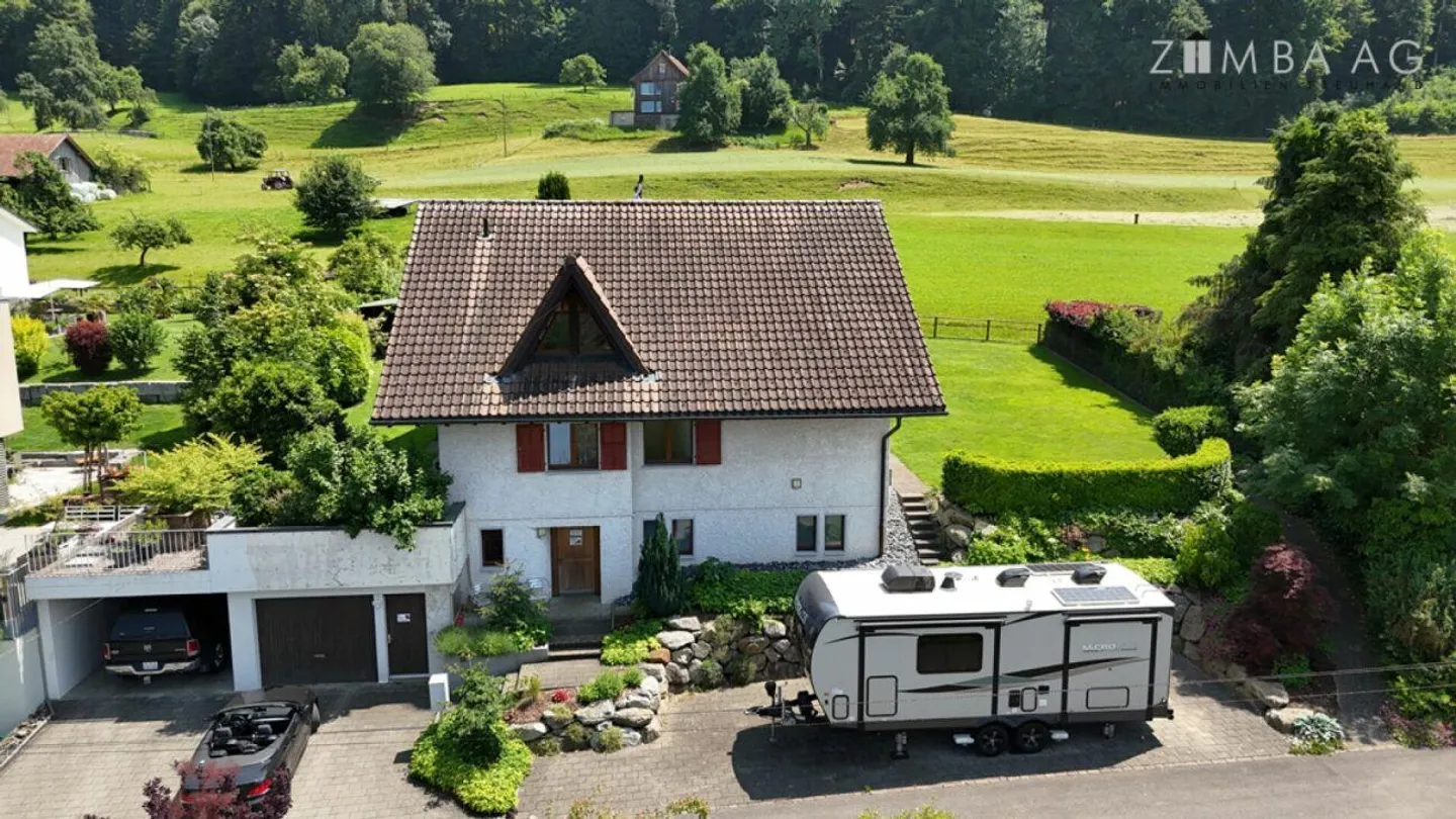 Ideal for multi-generational living or home office: Quiet living at the end of a cul-de-sac and still just minutes from the train station, shopping, and the old town - Photo 3 of 19