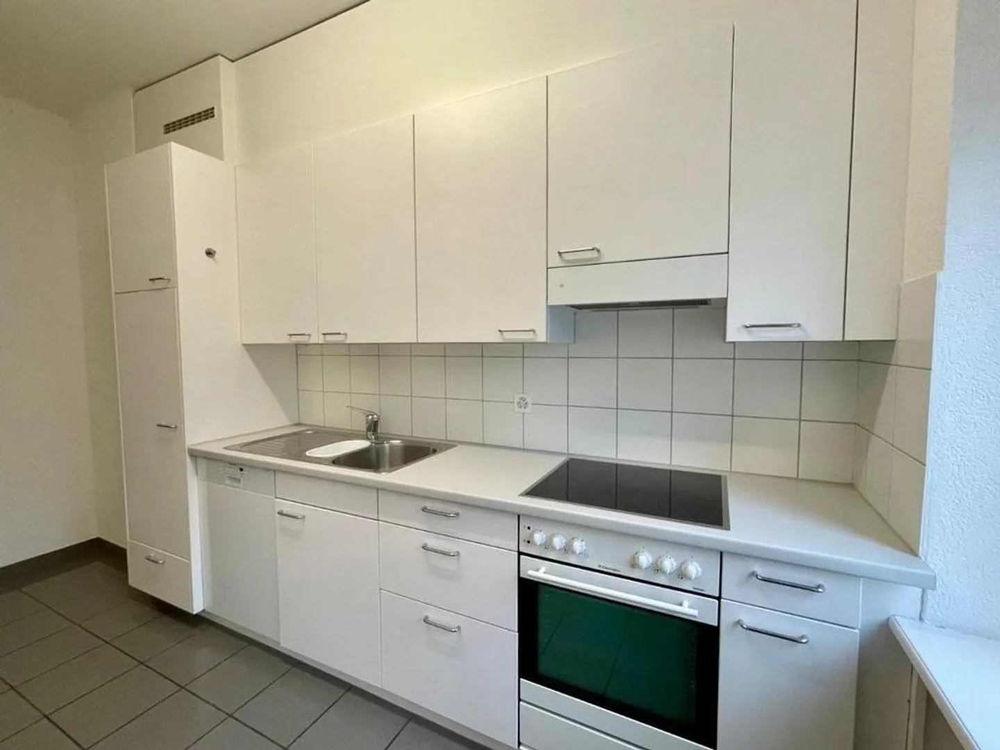 Appartement lumineux de 3 pièces avec balcon près du Morgartenring - Photo 2 sur 6