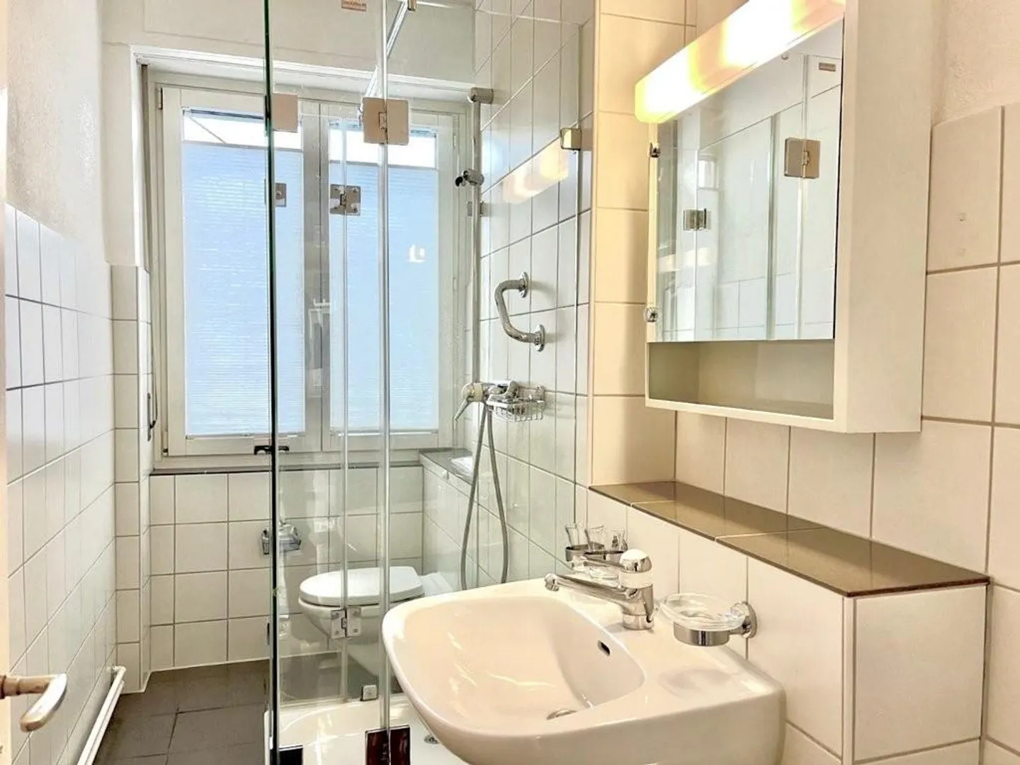 Appartement lumineux de 3 pièces avec balcon près du Morgartenring - Photo 3 sur 6