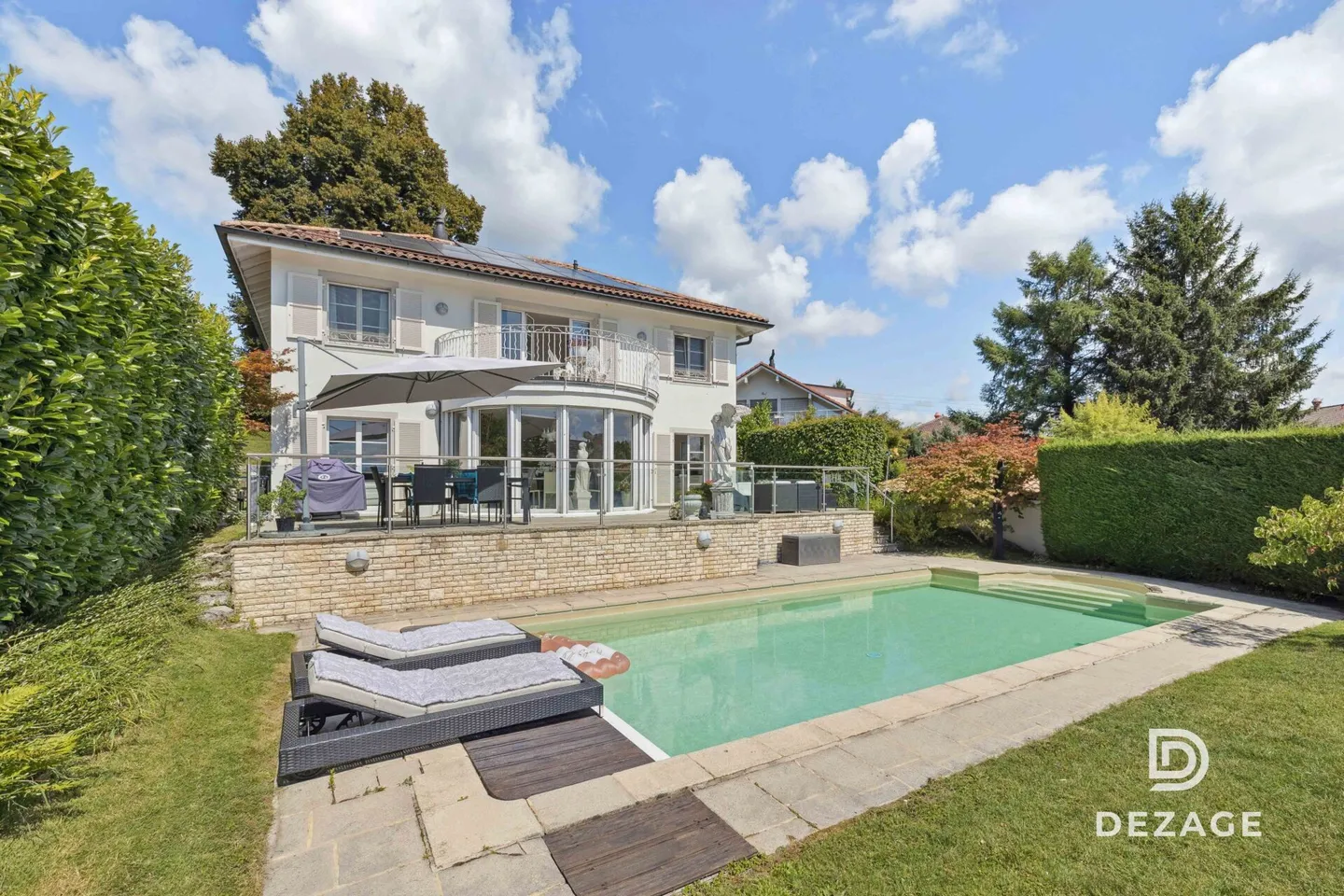 Villa familiale spacieuse dans un emplacement calme avec vue sur les Alpes, piscine et espace bien-être - Photo 1 sur 13