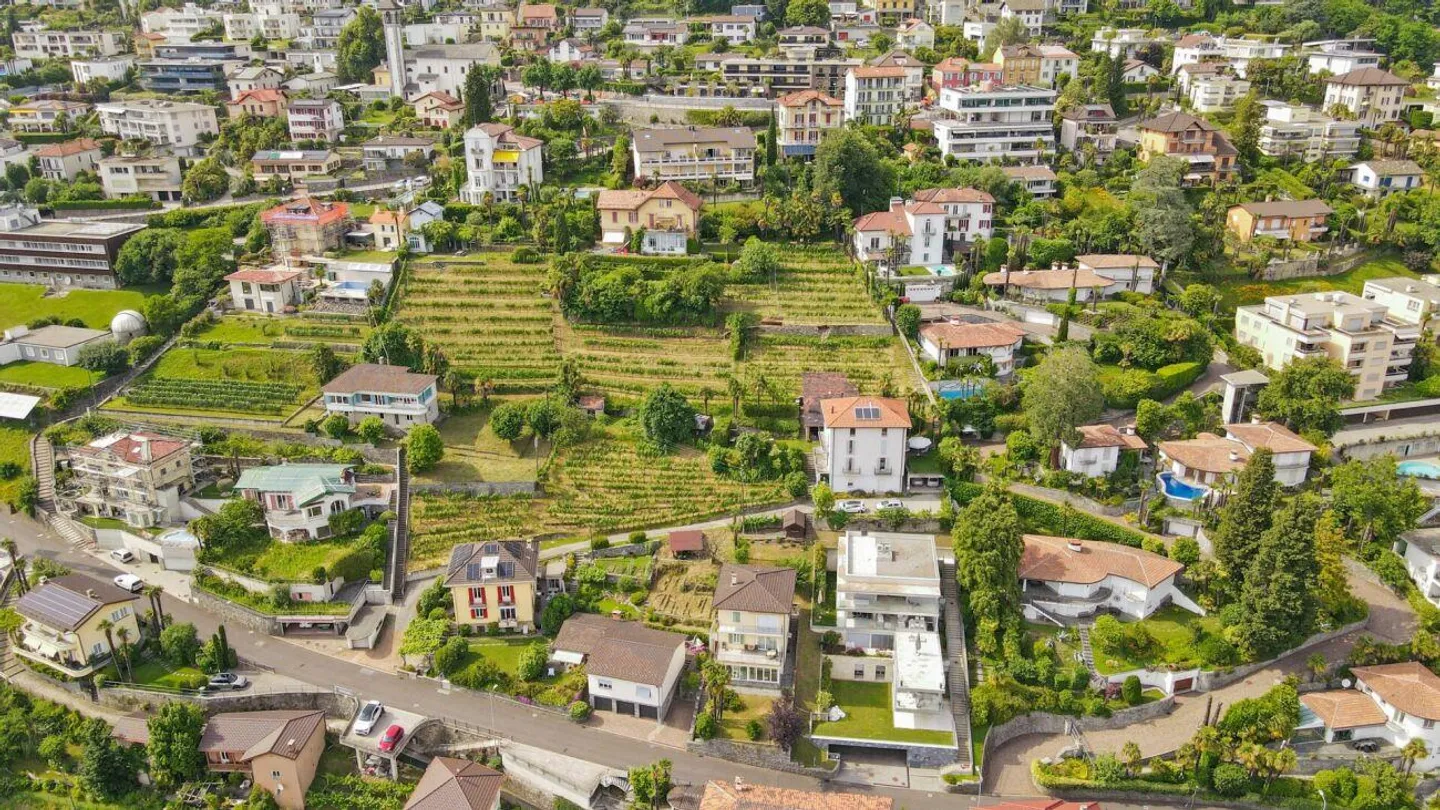Villa, due case e terreno edificabile di 4'914 m2 con vista lago - Foto 1 di 4