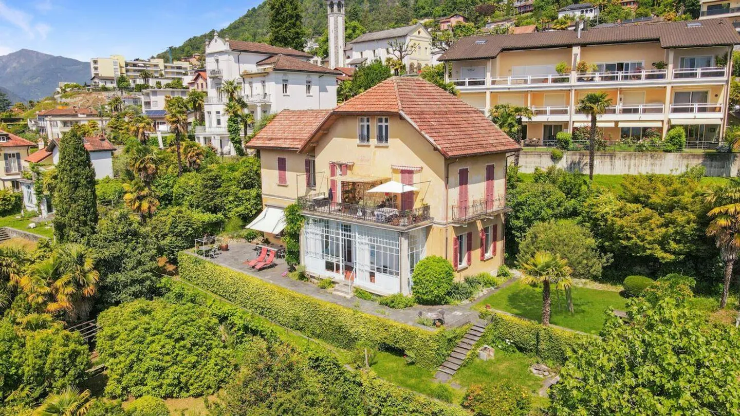Villa, due case e terreno edificabile di 4'914 m2 con vista lago - Foto 3 di 4
