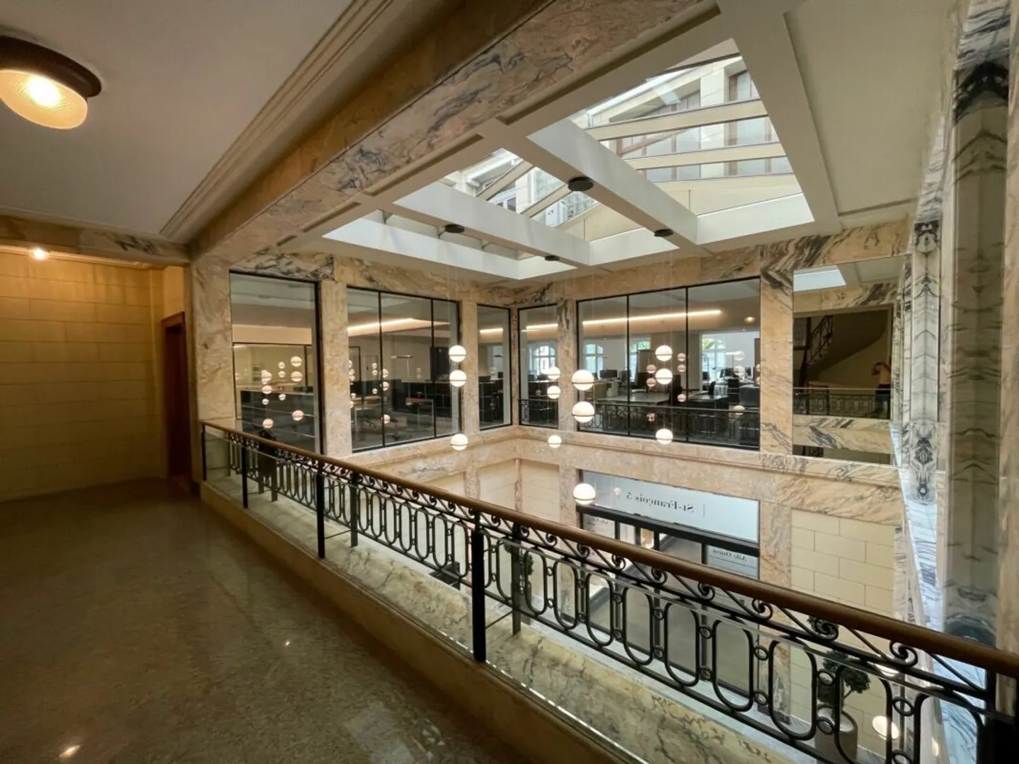 Prestigious office of 430m² in the heart of Lausanne. - Photo 8 of 10