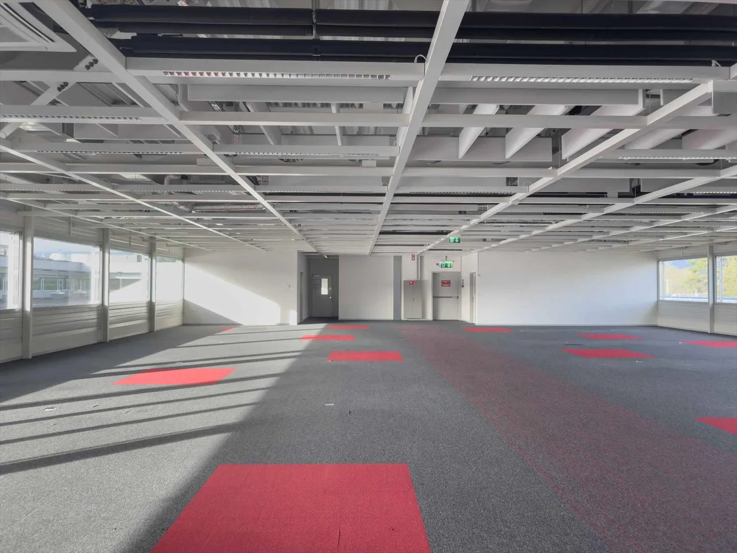Workshop / Office / Laboratory – 1,360 m² – Top floor of the IKEA building - Photo 1 of 10