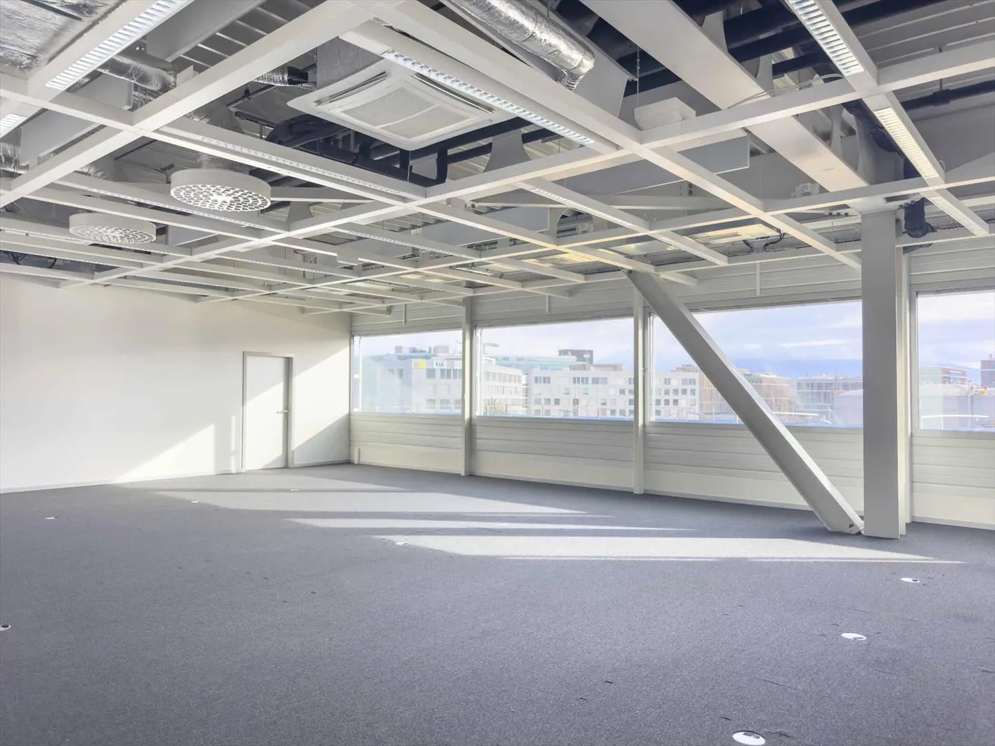 Workshop / Office / Laboratory – 1,360 m² – Top floor of the IKEA building - Photo 2 of 10