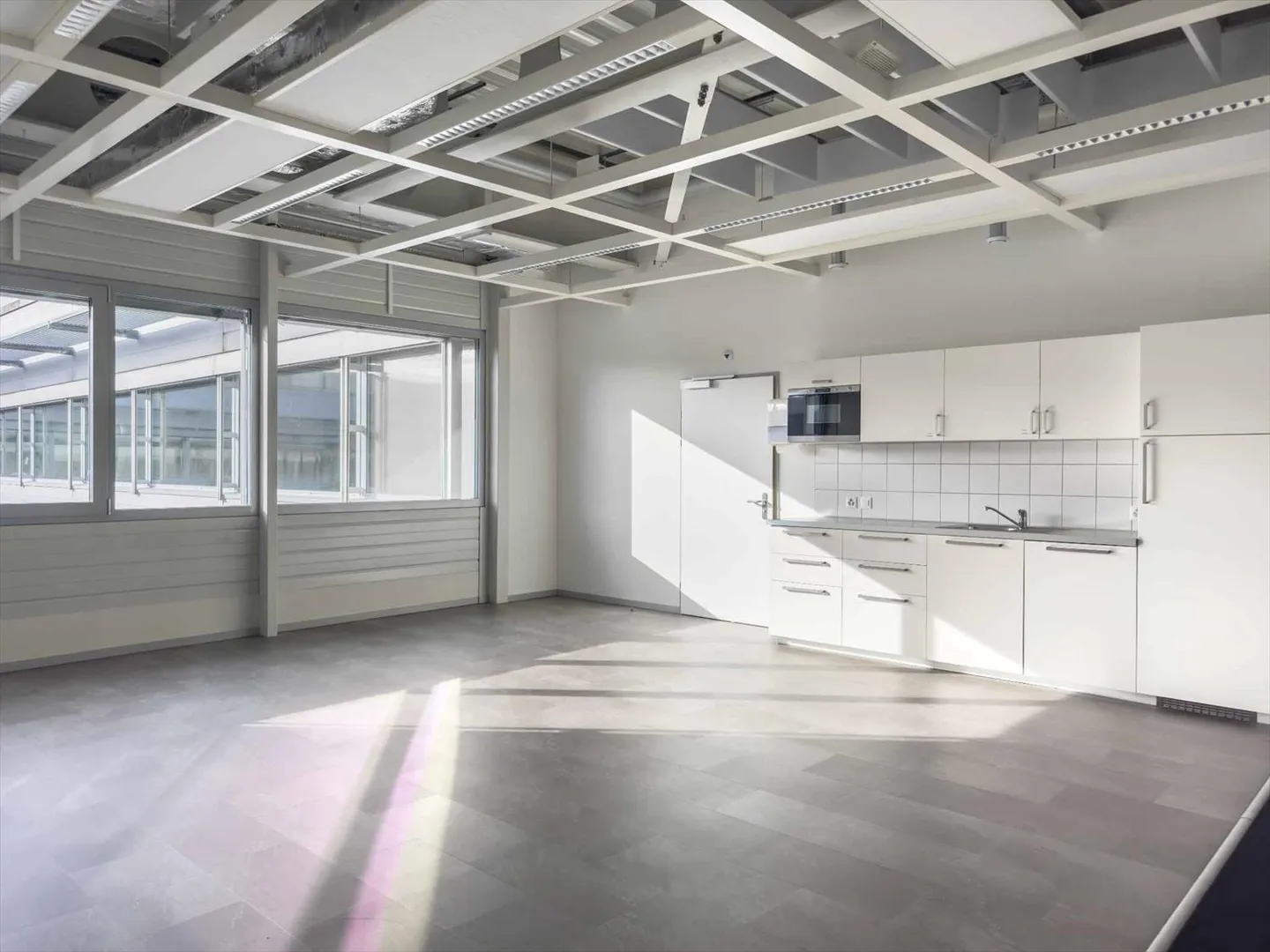 Workshop / Office / Laboratory – 1,360 m² – Top floor of the IKEA building - Photo 3 of 10
