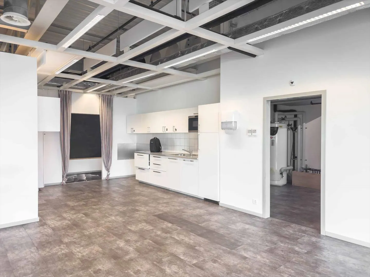 Workshop / Office / Laboratory – 1,360 m² – Top floor of the IKEA building - Photo 6 of 10