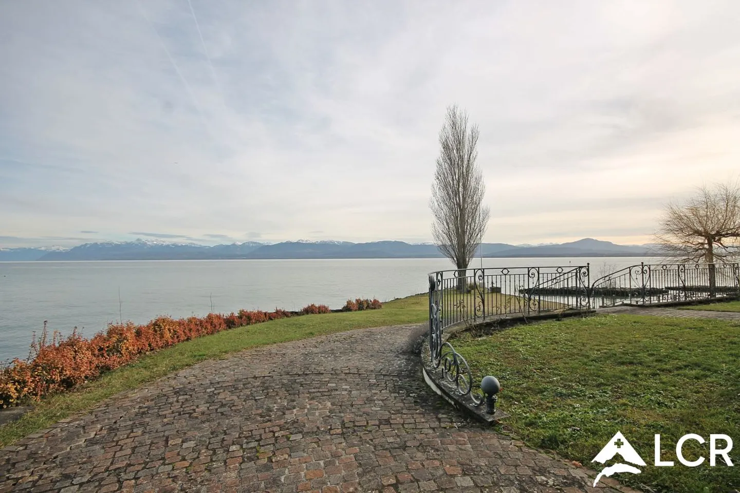 Superbes Studio MOBILIERT - KURZFRISTIG / Seeblick - Garten - Pool - Foto 7 di 8