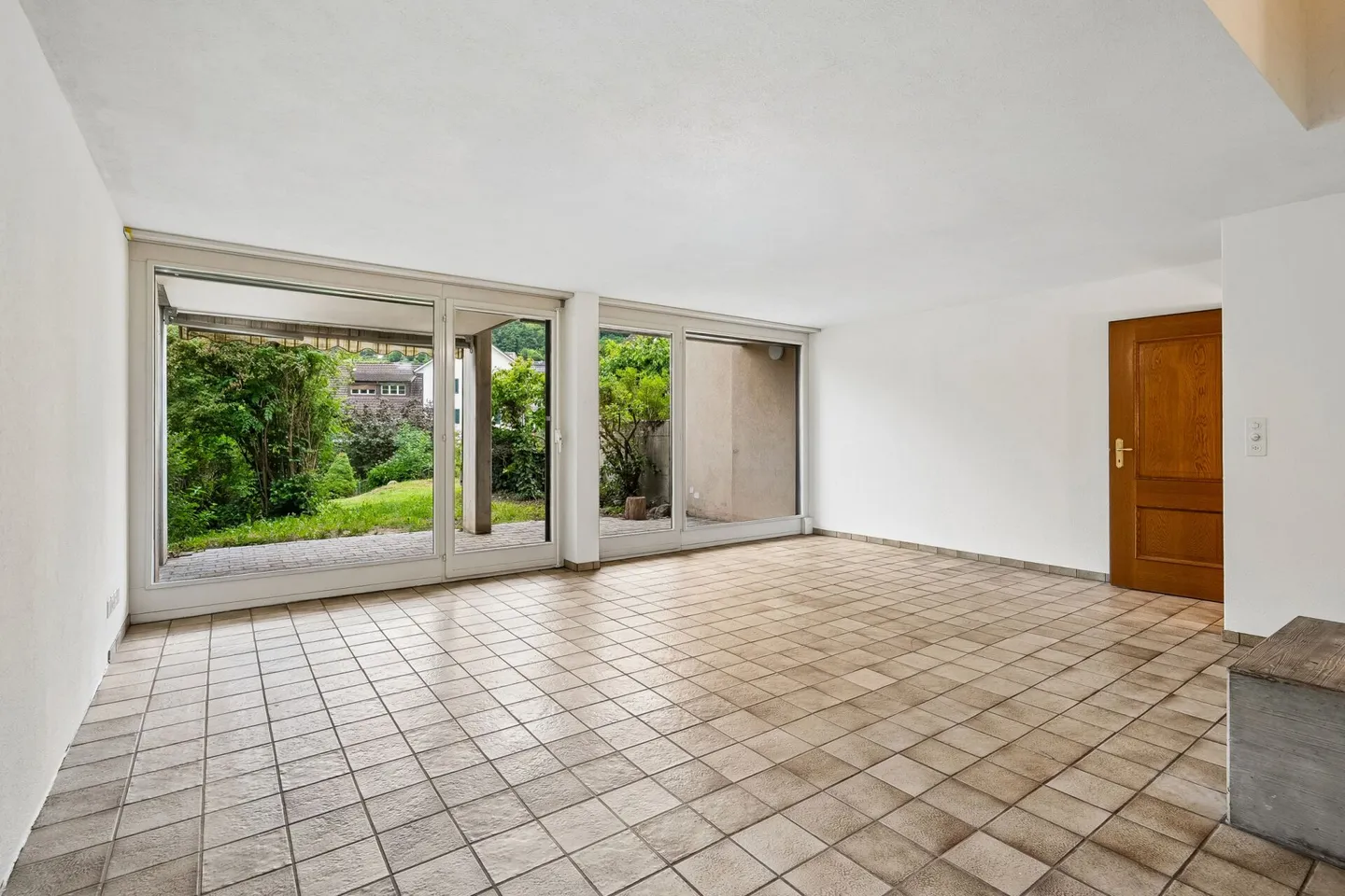 Spacious 7.5-room semi-detached single-family house with renovation potential - Photo 5 of 13