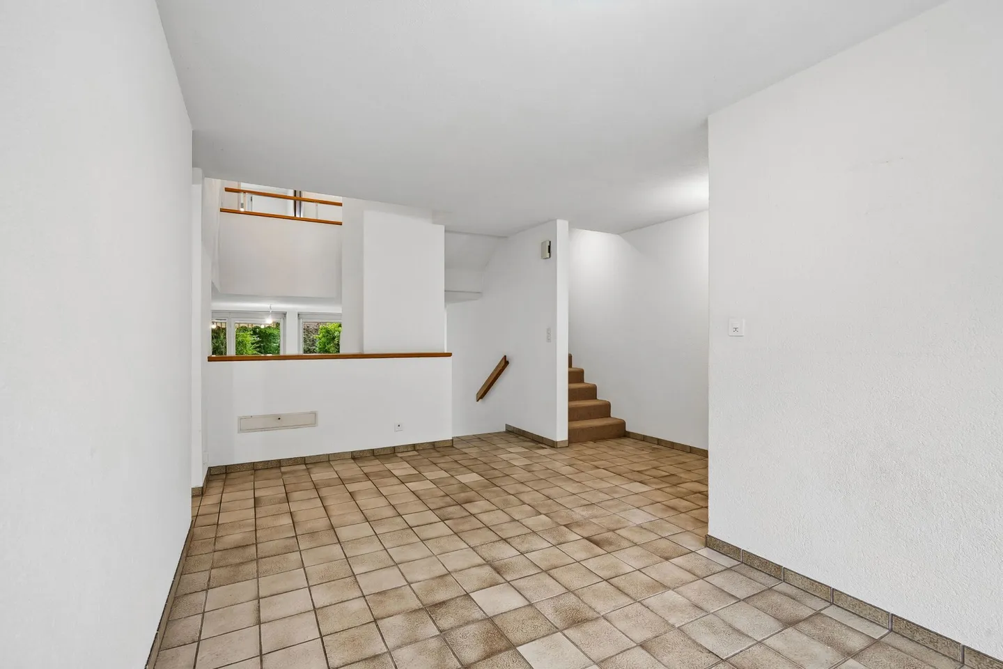 Spacious 7.5-room semi-detached single-family house with renovation potential - Photo 3 of 13