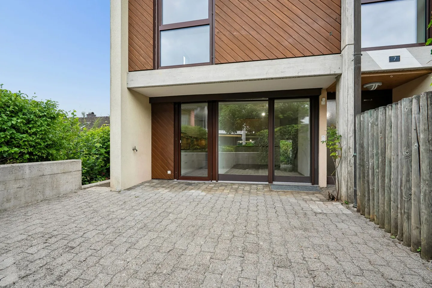 Spacious 7.5-room semi-detached single-family house with renovation potential - Photo 10 of 13