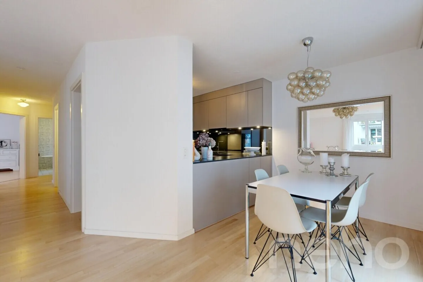 Attractive 3.5-Room City Apartment in Prime Location - Photo 3 of 8