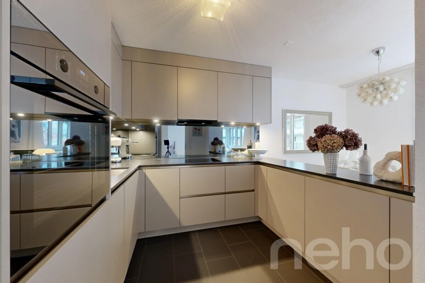 Attractive 3.5-Room City Apartment in Prime Location - Photo 4 of 8