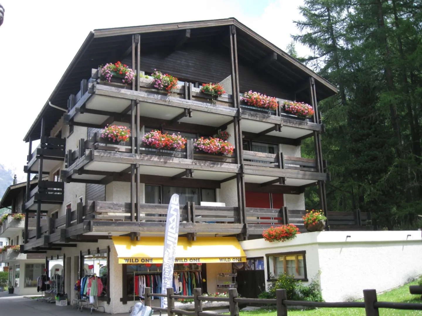 Retail Boutique 80m2 & Storage 40m2 in Saas-Fee in the sunny Lomatte! For rent. - Photo 1 of 2