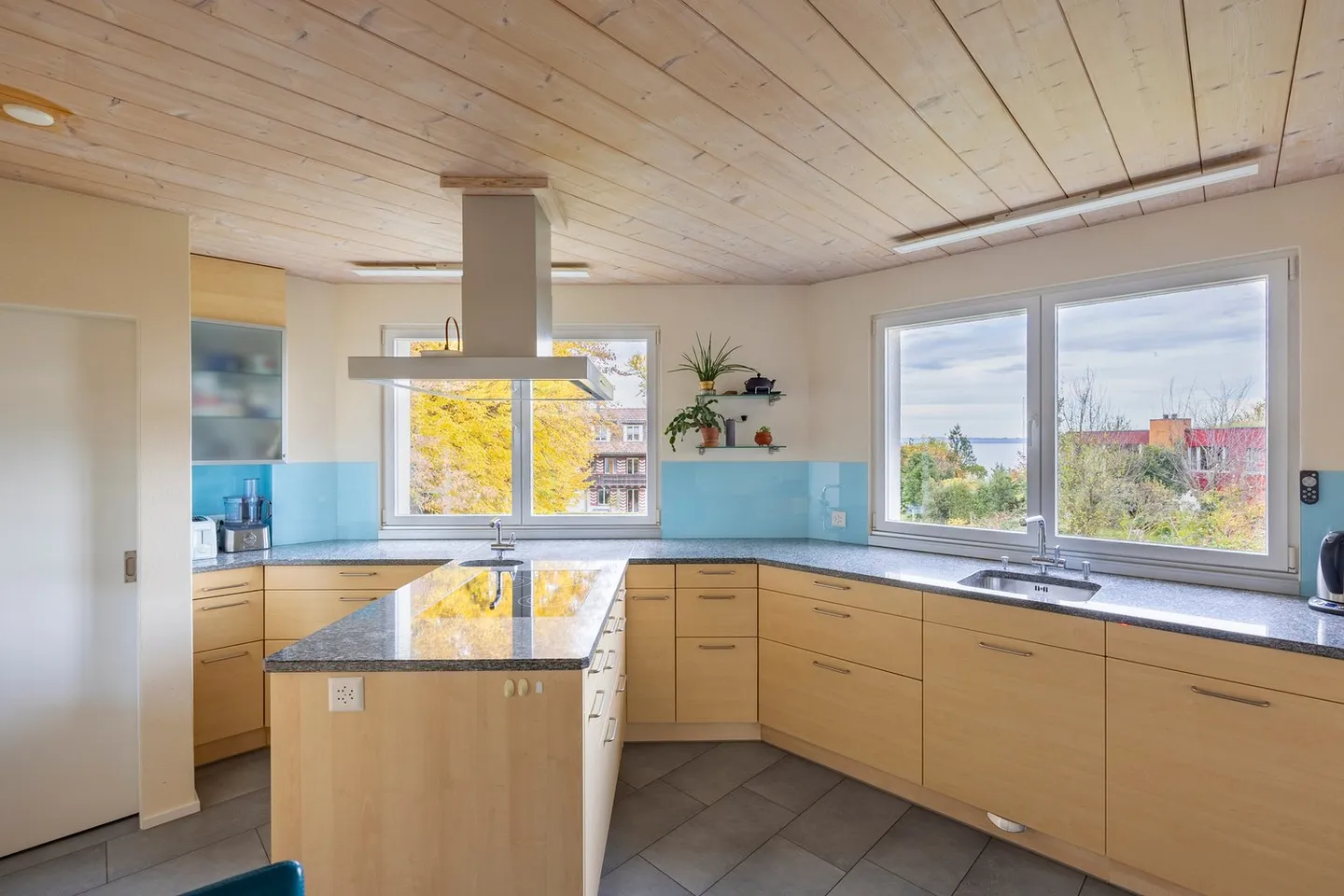 13 Room House (60 m from the Lake) - Photo 10 of 10