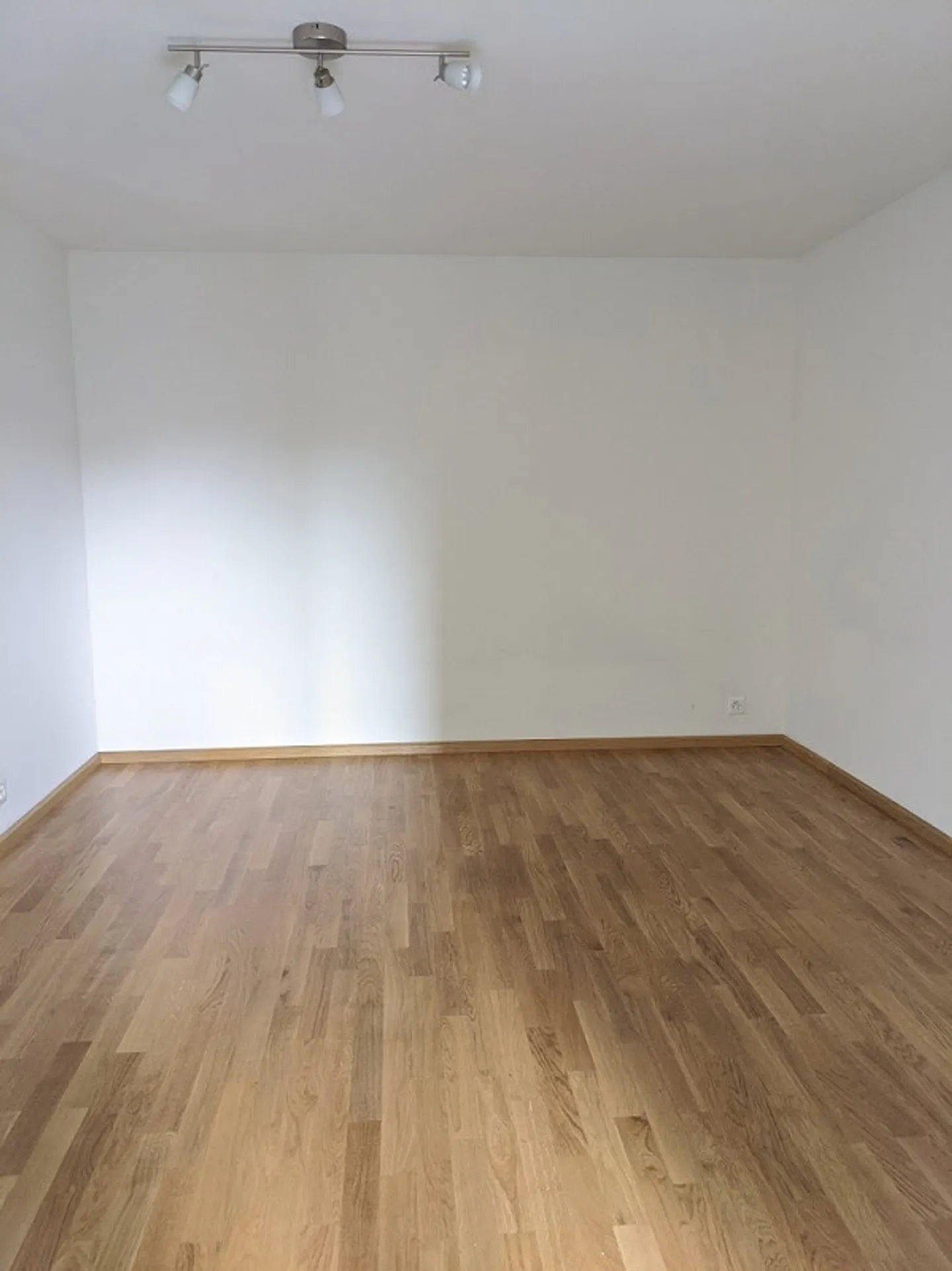 Modernes Apartment mit Balkon - Foto 4 von 9