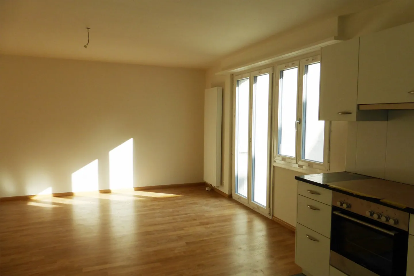 Modernes Apartment mit Balkon - Foto 2 von 9