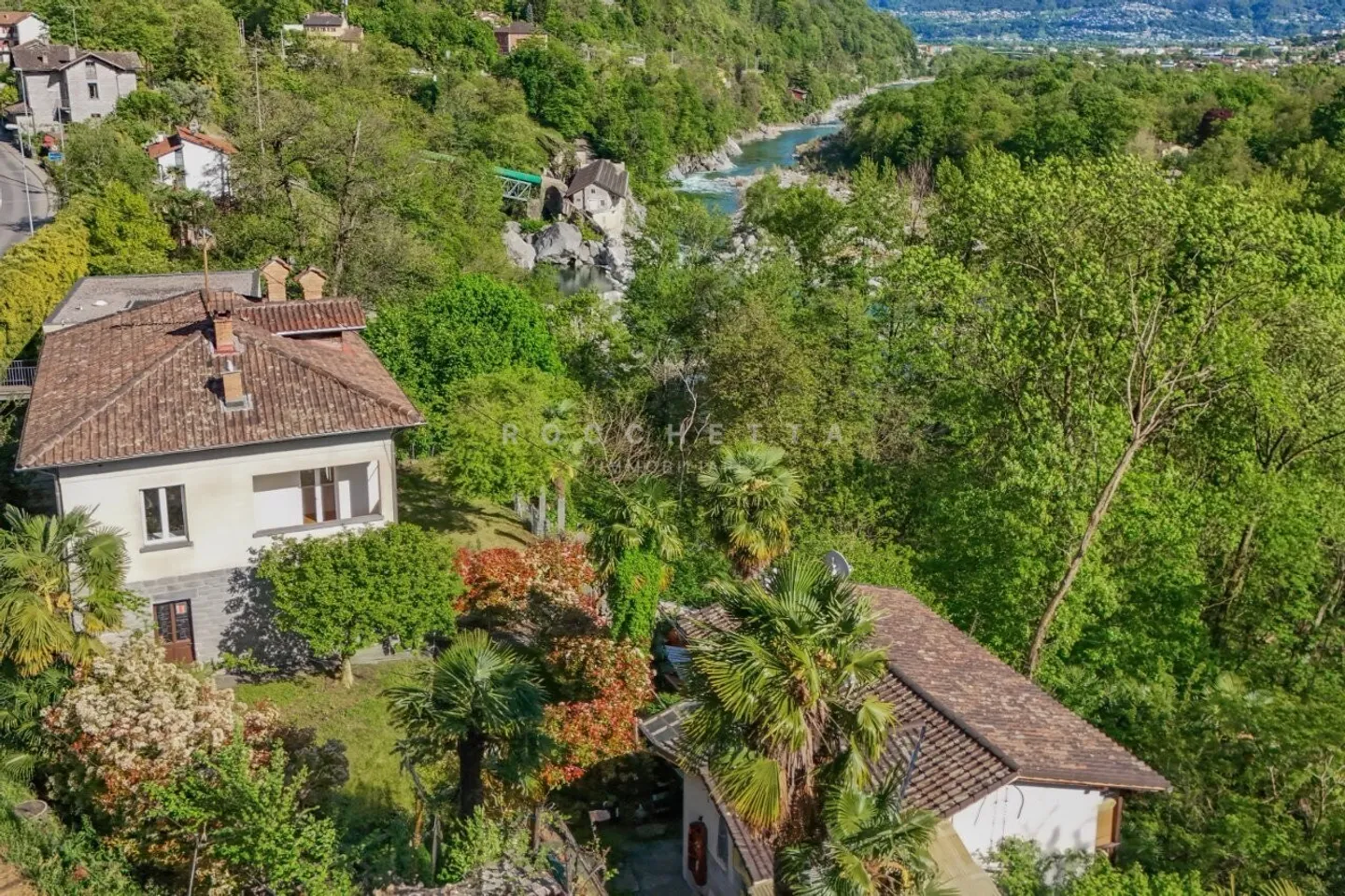 Casa bifamiliare e Dépendance immersi nel verde con vista sul fiume - Foto 1 di 8