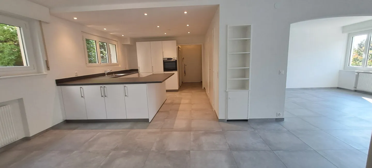 Zu vermieten im Erdgeschoss, eine vollständig renovierte 6,5-Zimmer-Wohnung von ca. 100m2 in La Tour de Peilz - Foto 1 von 8