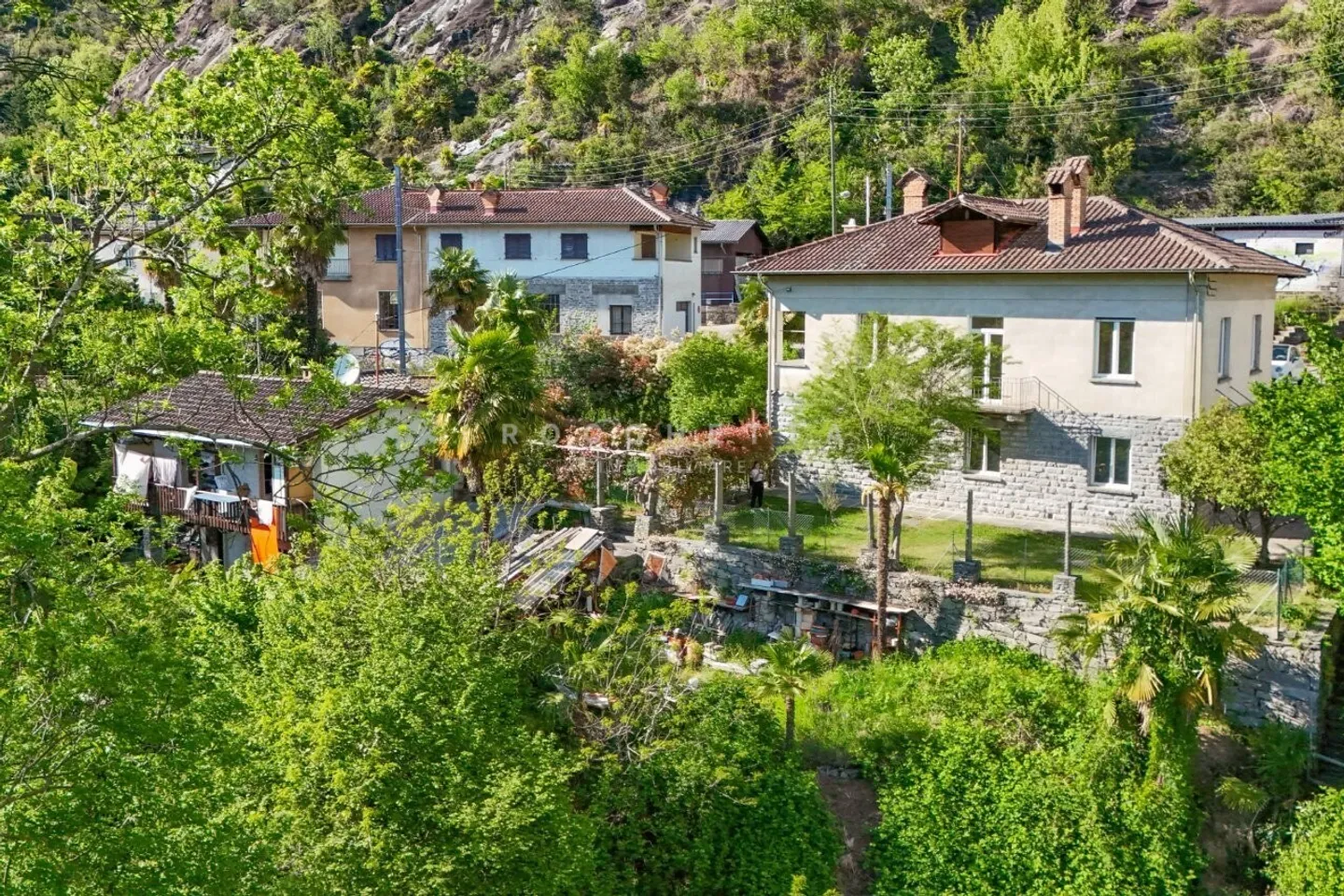 Casa bifamiliare e Dépendance immersi nel verde con vista sul fiume - Foto 3 di 8
