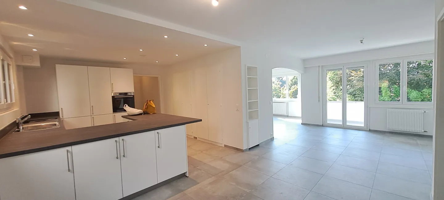 Zu vermieten im Erdgeschoss, eine vollständig renovierte 6,5-Zimmer-Wohnung von ca. 100m2 in La Tour de Peilz - Foto 2 von 8