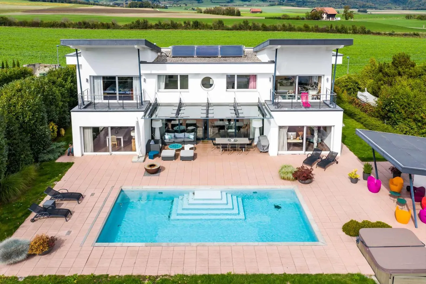 Magnifica villa contemporanea con vista sul lago di Neuchâtel e sulle Alpi - Foto 1 di 13