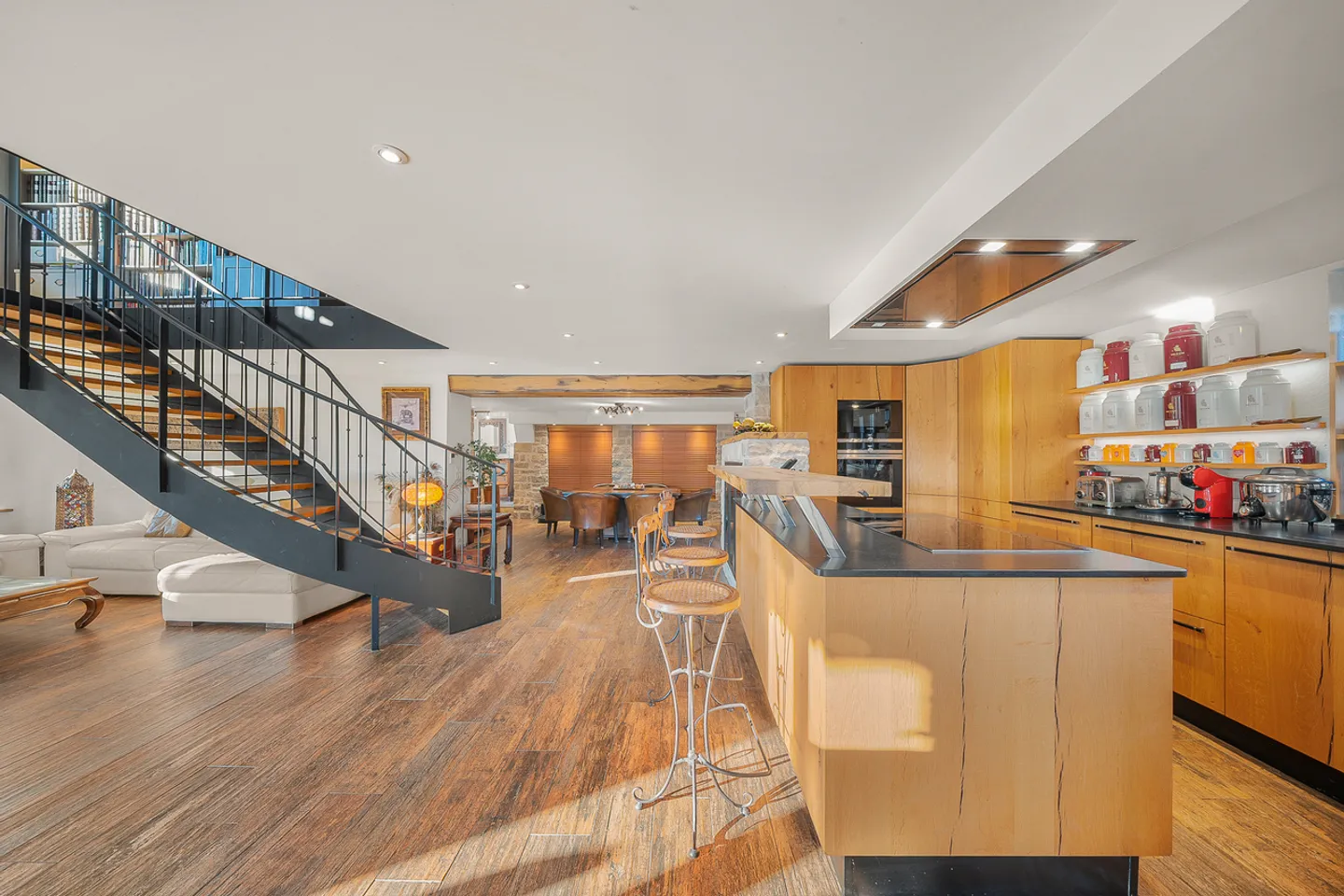 Bâtiment entièrement rénové avec caractère et charme, emplacement paisible - Photo 4 sur 13