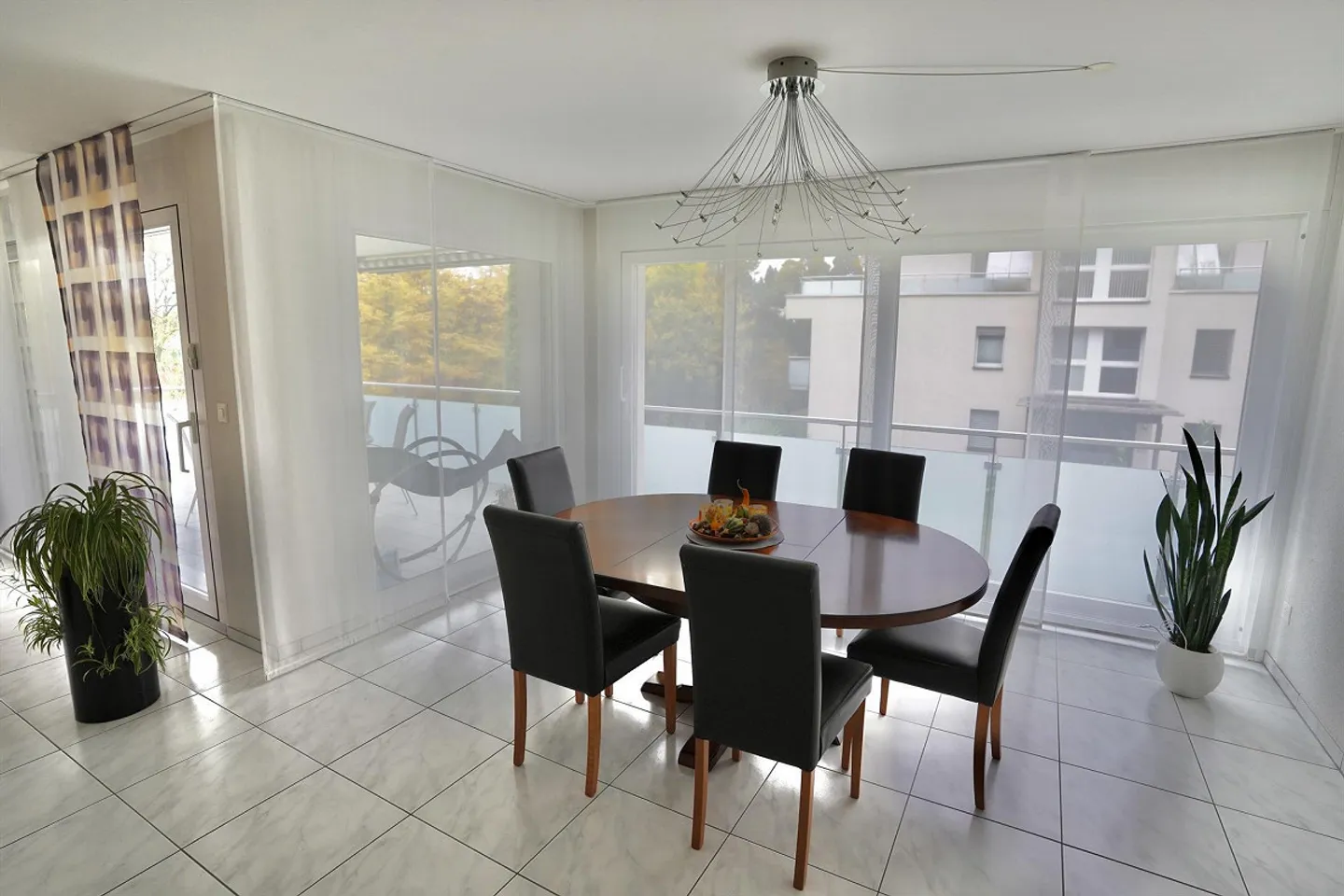 Appartamento luminoso e moderno di 4 1/2 (3 1/2) stanze con parcheggio sotterraneo in vendita - Foto 3 di 15