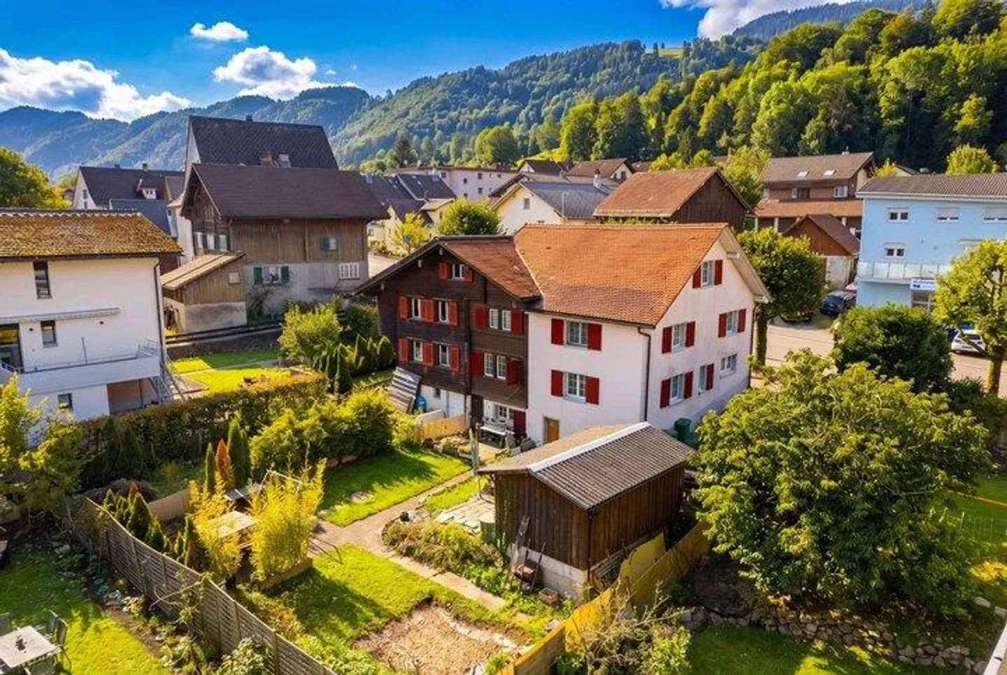 Charmante Maison Mitoyenne avec Cheminée, Vue sur la Montagne et Potentiel - Photo 1 sur 8