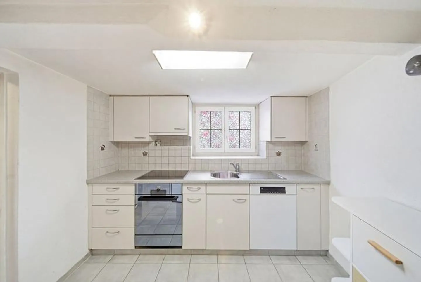 Charmante Maison Mitoyenne avec Cheminée, Vue sur la Montagne et Potentiel - Photo 4 sur 8