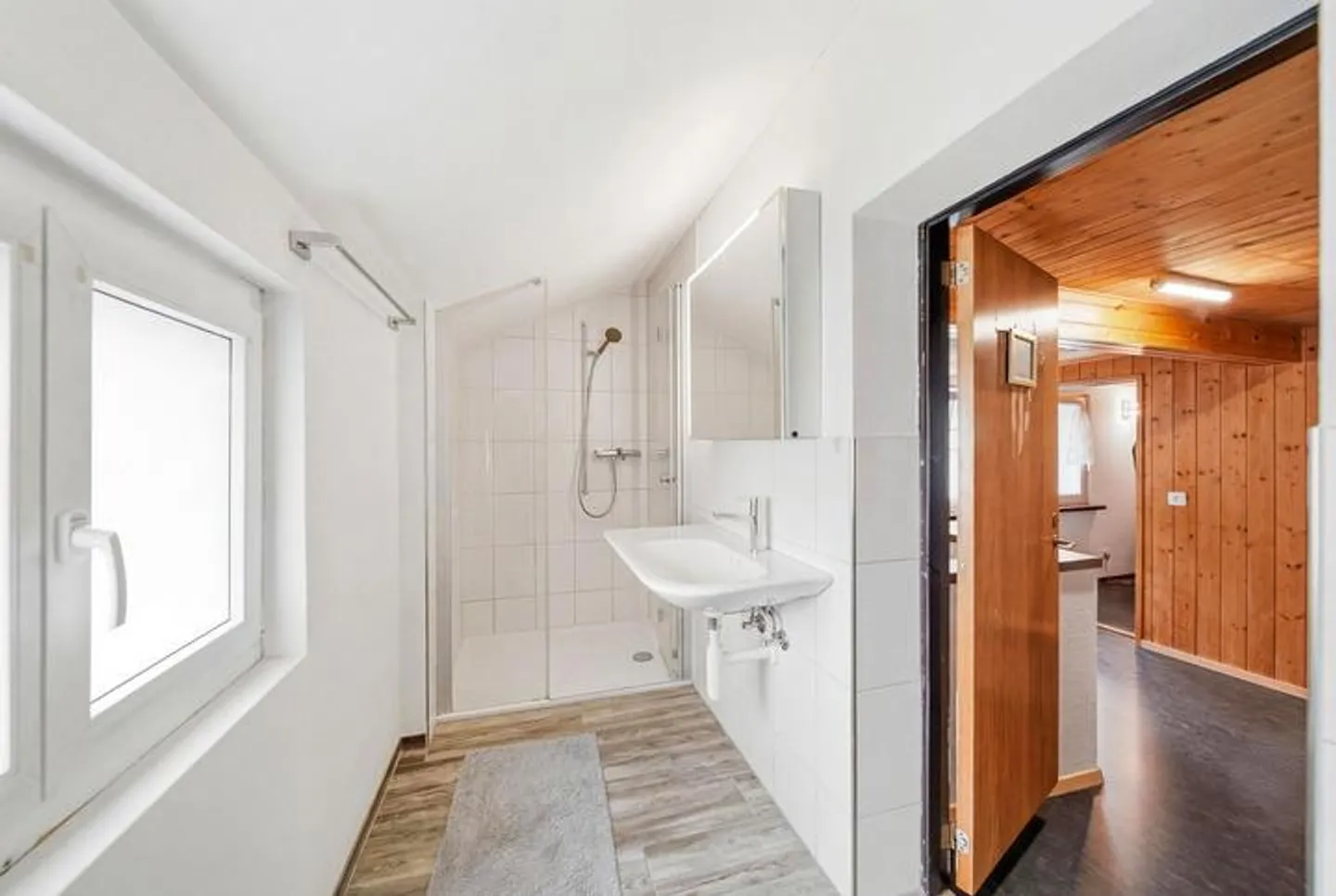 Charmante Maison Mitoyenne avec Cheminée, Vue sur la Montagne et Potentiel - Photo 5 sur 8