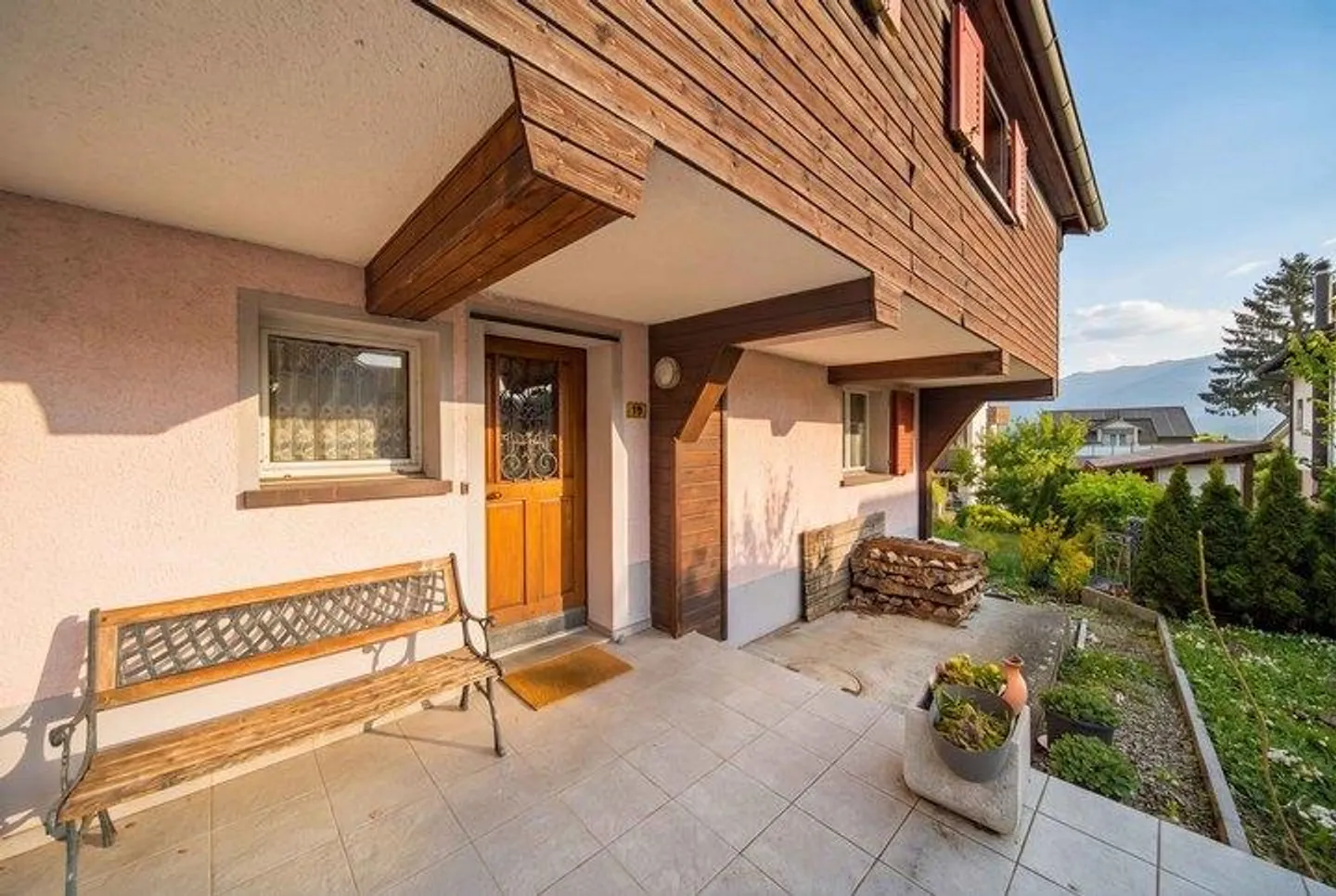 Charmante Maison Mitoyenne avec Cheminée, Vue sur la Montagne et Potentiel - Photo 6 sur 8