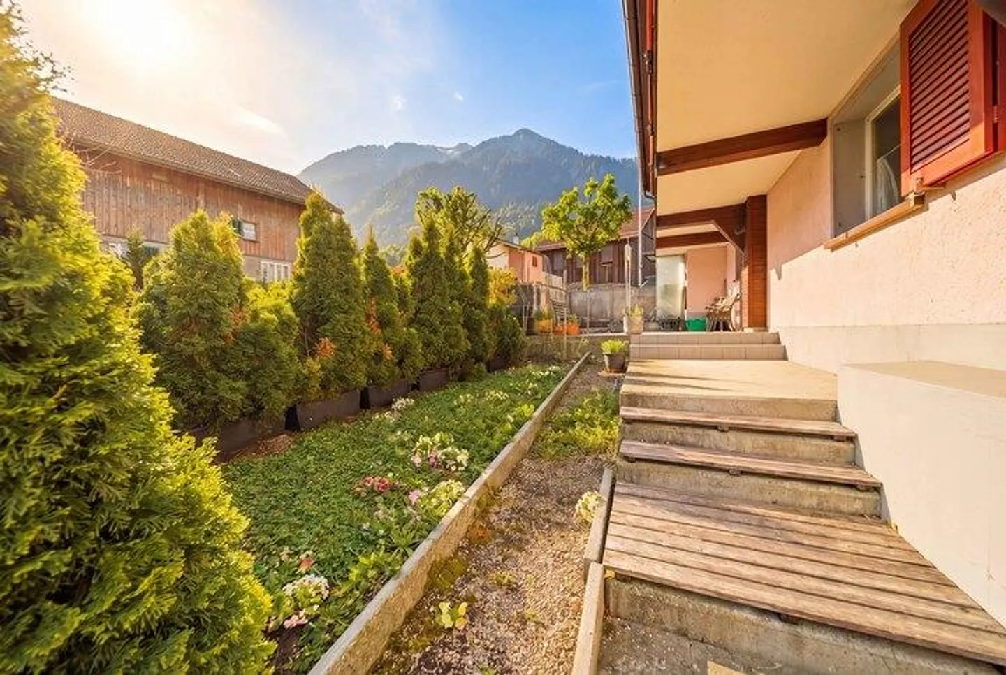 Charmante Maison Mitoyenne avec Cheminée, Vue sur la Montagne et Potentiel - Photo 7 sur 8