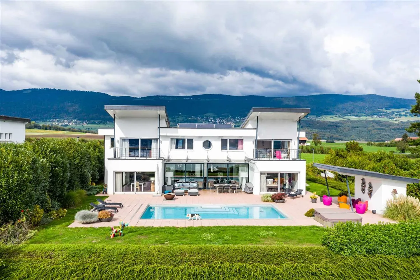 Magnifica villa contemporanea con vista sul lago di Neuchâtel e sulle Alpi - Foto 2 di 13