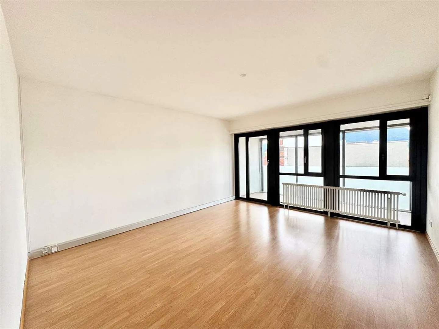 Bright and spacious central office in Lugano with the possibility of division - Photo 2 of 5