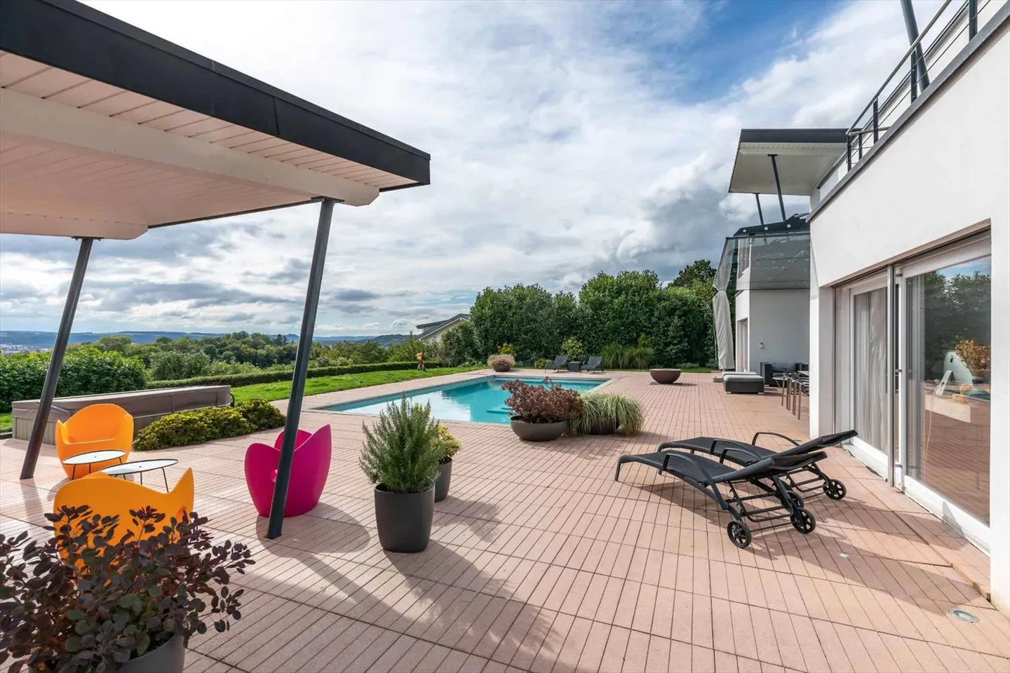 Magnifica villa contemporanea con vista sul lago di Neuchâtel e sulle Alpi - Foto 3 di 13