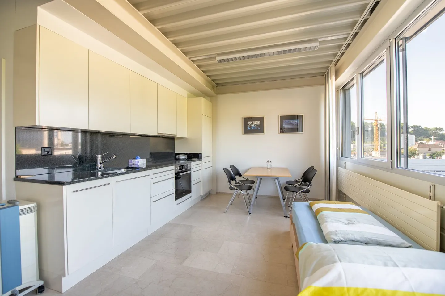 Modern and bright 1-room apartment - Photo 1 of 6