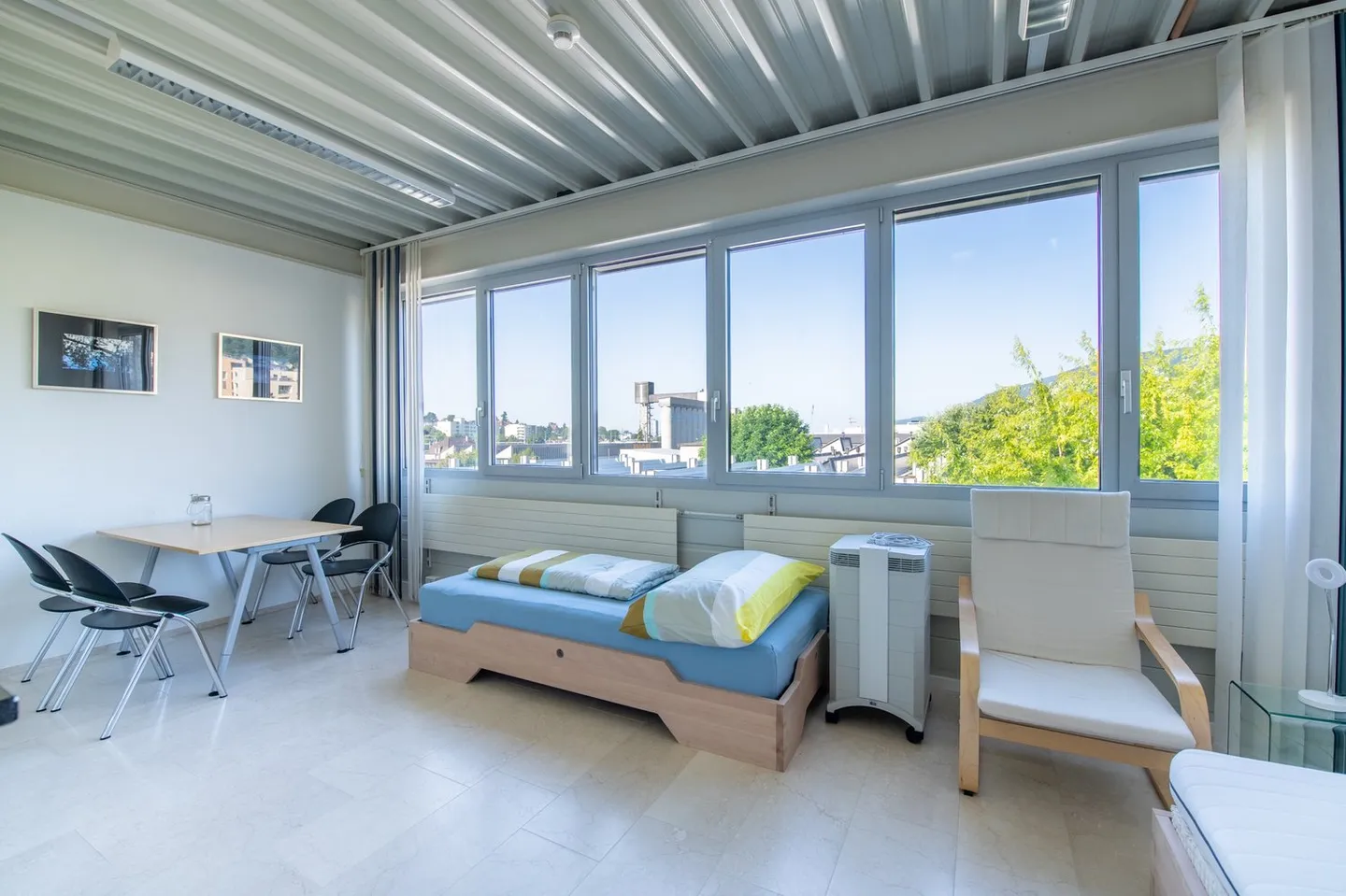 Modern and bright 1-room apartment - Photo 3 of 6