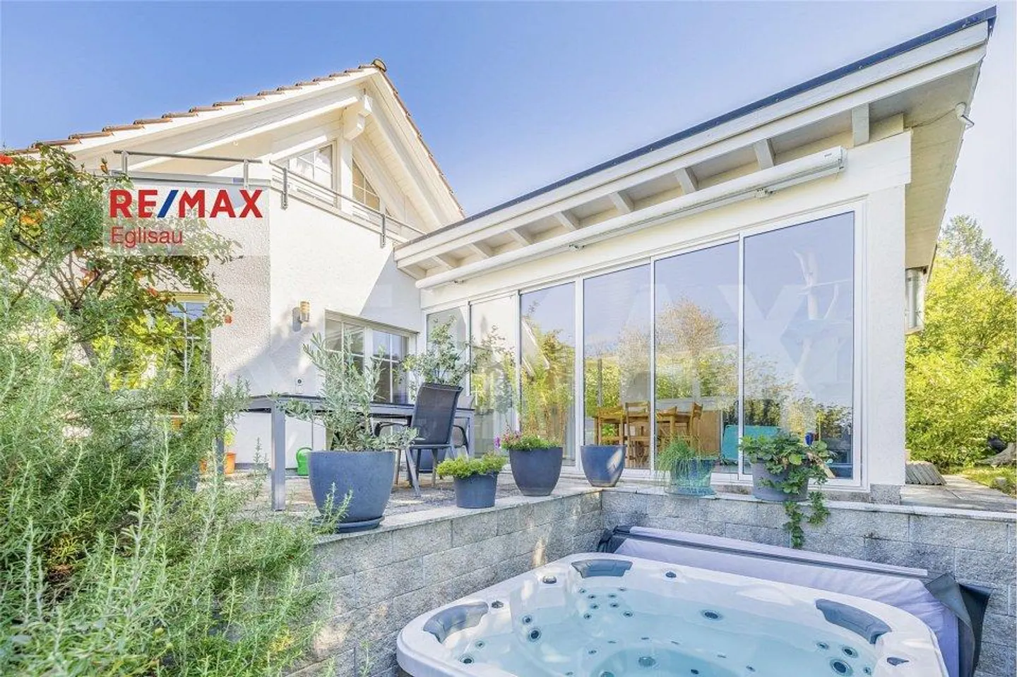 Casa unifamiliare indipendente con vista panoramica, veranda e atmosfera accogliente - Foto 1 di 13