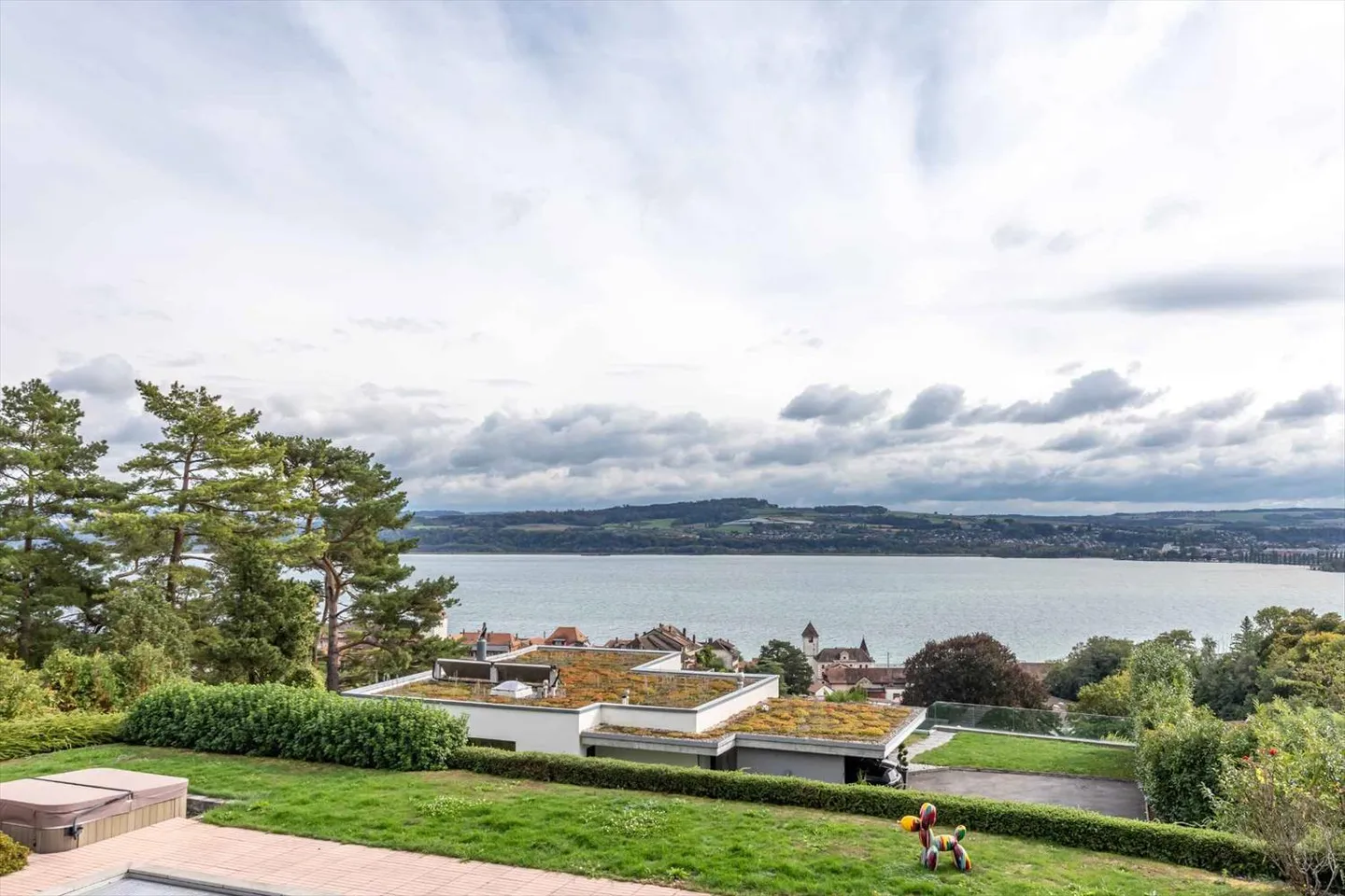 Magnifica villa contemporanea con vista sul lago di Neuchâtel e sulle Alpi - Foto 4 di 13