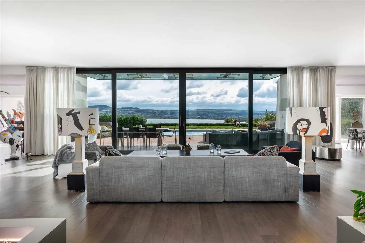 Magnifica villa contemporanea con vista sul lago di Neuchâtel e sulle Alpi - Foto 5 di 13